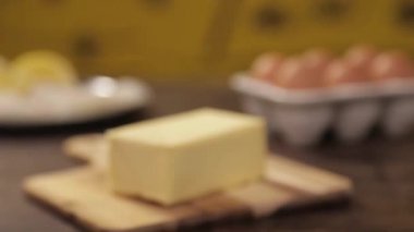 Tereyağı - Masadaki Tereyağı Bloğu - Ön Açı - Odaklanma Çekimi