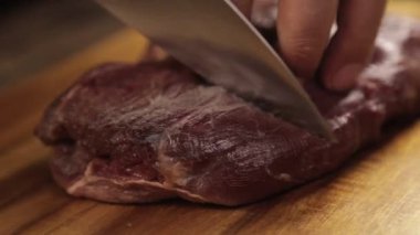 Çiğ Biftek Parçası - Bıçakla Kesilmek - Yan Açı
