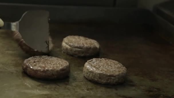 Patty Carne Cozinhar Pacientes Carne Grelha Ângulo Lateral — Vídeo de Stock