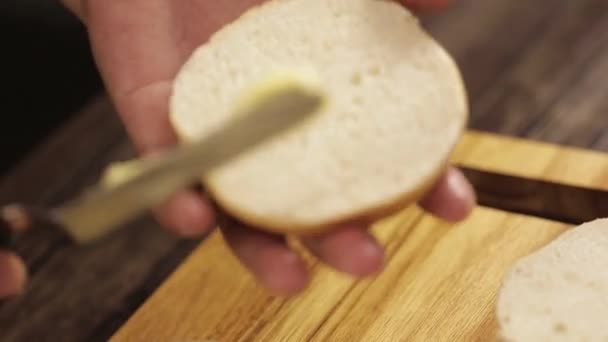Çörekler Yuvarlak Kesim Çöreklere Tereyağı Sürme Kapat Üst Açı — Stok video