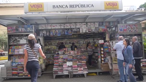 Frauen Gehen Einen Zeitschriftenladen — Stockvideo