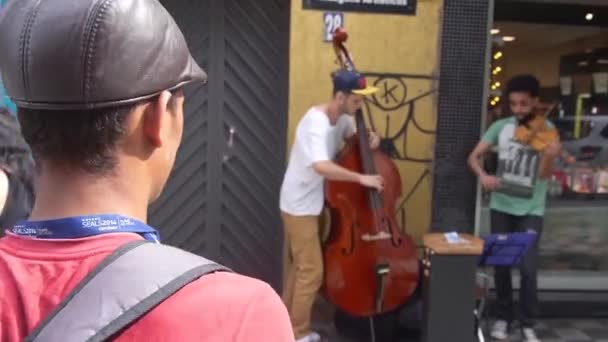 Jongens Bezig Straat Spelen Viool Cello Voorste Hoek — Stockvideo