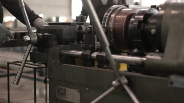 Fabriksarbetare Pressning Silver Lever Att Starta Maskinen — Stockvideo