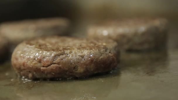 Carne Patty Primer Plano Cocinar Pacientes Carne Res Plancha Ángulo — Vídeo de stock
