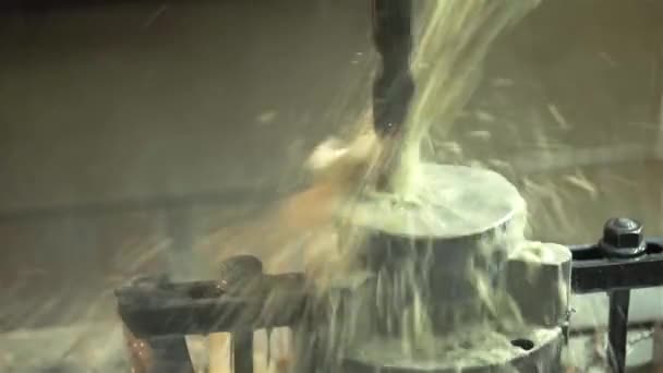Weiße Flüssigkeit Spritzt Auf Einer Bohrmaschine — Stockvideo