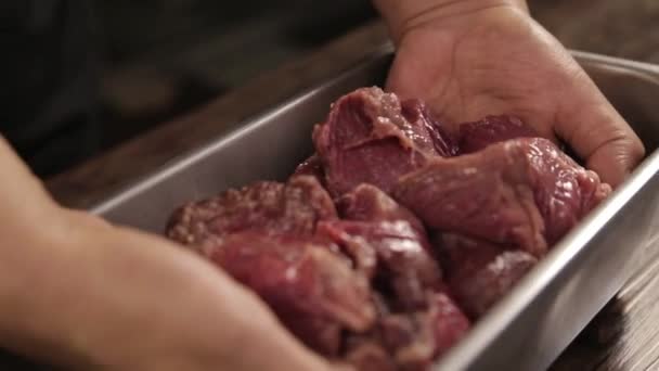 Peça Carne Crua Colocando Bandeja Metal Ângulo Dianteiro — Vídeo de Stock