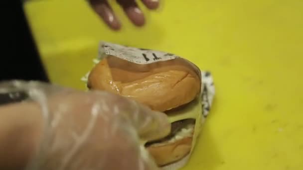 ビーフチーズバーガー フランスのフライで注文を準備 — ストック動画