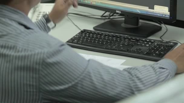 オフィスのエンジニアリングデザインのオートキャドで働くストリップシャツの男 肩の上 — ストック動画
