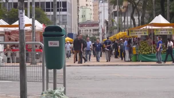 Sao Paulo Şehri Caddenin Karşısında Küçük Bir Açık Hava Pazarı — Stok video