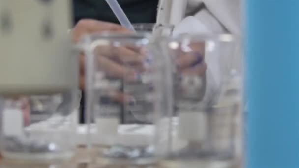 Cangkir Pengukuran Kimia Dengan Tangan Anak Anak Kembali Fokus Tarik — Stok Video