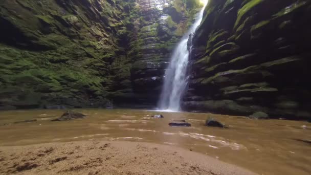 Вода Падає Всередині Печери Timelapse Спереду Pan Ліворуч Праворуч — стокове відео