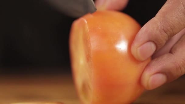 Ντομάτα Κοντινό Πλάνο Κοπής Μιας Τομάτας Πλήρης Διαδικασία Μπροστινή Γωνία — Αρχείο Βίντεο