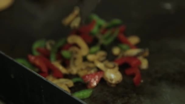 Poulet Cuisiner Poulet Les Légumes Sur Une Plaque Chauffante Angle — Video