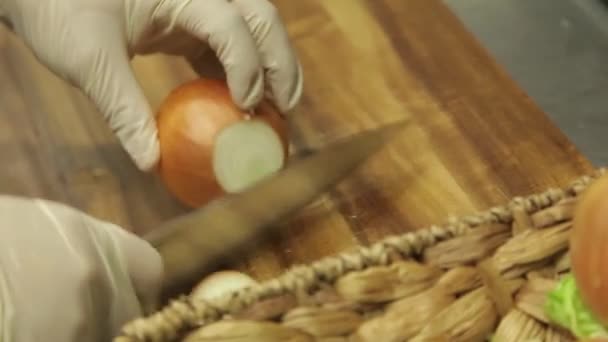 白玉ねぎ キッチンで白玉ねぎの皮 サイド角度 — ストック動画