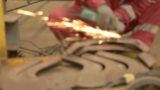 Trabalhador Panos Vermelhos Moagem Metal Close Focus Pull — Vídeo de Stock