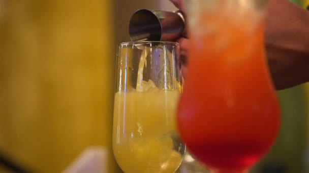 Barman Giet Gele Drank Glas Met Maatbeker — Stockvideo