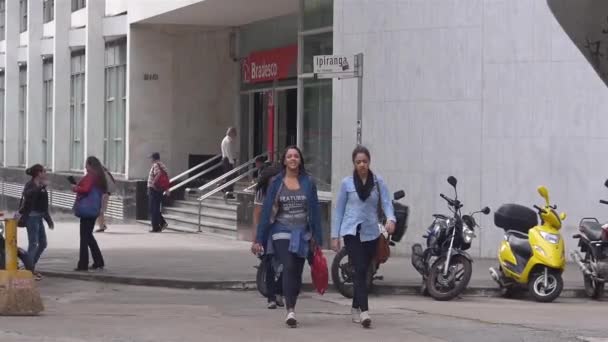 Ragazze Jeans Che Camminano Strade San Paolo — Video Stock