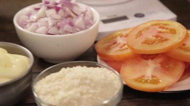 Biftek Patty Malzemeleri - Kâsede Mayonez - Kaydırıcı - Sağdan Sola