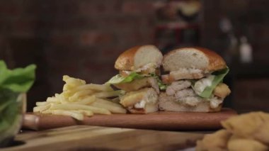 Balık Fileto Burger Dilimlendi - Görüntü - Kaydırıcı - Hamburgere Doğru