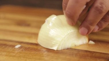 Beyaz Soğanlar - Tahta kesme tahtasında beyaz soğanı küçük parçalara ayırmak - Yakın plan - Ön açı 2