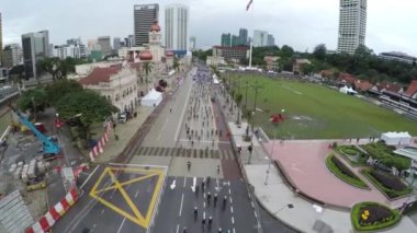 Kuala Lumpur - Malezya - MERDEKA SQUARE: İnsanlarla birlikte Merdeka Meydanı 'na doğru ilerliyor