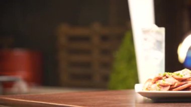 Beyaz tabakta baget ekmekli salam - Soldan sağa