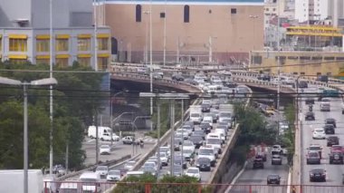 Trafikle Dolu Şehirde 4 Yol