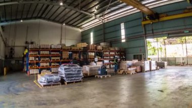 Depo Deposunda Asansörle Çalışan İnsanlar - Zaman Kaynağı - Eğilim-