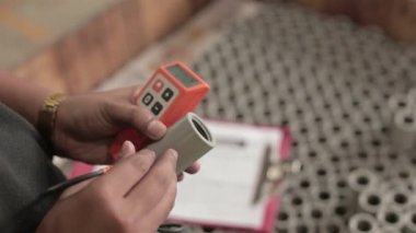 Mühendislik, Elektrik Cihazı III ile Bağlantı Kontrol Ediyor - Kapat