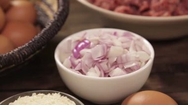 Biftek Patty 'nin İçindekiler Masaya Kapalı, Kaydırıcı Önden Arkaya