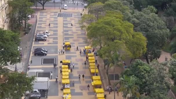 上から黄色の上を持つ市場 建物に向かって傾斜 — ストック動画