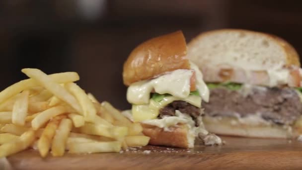 Marhahús Burger Szeletelt Sült Krumplival Display Slider Jobbra Balra — Stock videók