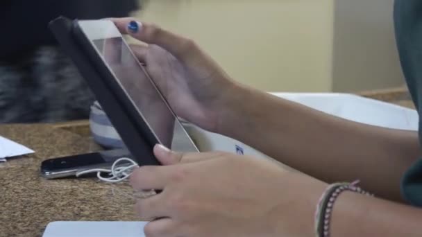 Κορίτσι Που Εργάζονται Ένα Tablet Ipad Πλευρική Γωνία — Αρχείο Βίντεο
