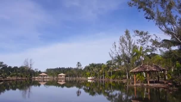 Reelección Del Quiosco Hermoso Lago Inclinación Arriba Abajo — Vídeos de Stock