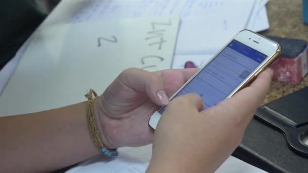 Κορίτσι Πληκτρολογώντας Ένα Λευκό Smart Phone Κοντινό Πλάνο — Αρχείο Βίντεο