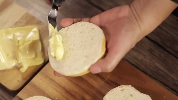 Buns Colocando Manteiga Rodada Cortar Buns Close Ângulo Superior — Vídeo de Stock