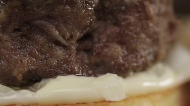 Beef Cheese Burger Half Display Nahaufnahme Neigung Von Unten Nach — Stockvideo