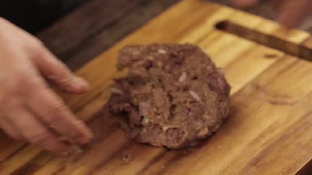 Köttfärsblandning Att Göra Köttbullar Med Händer Och Väga Dem — Stockvideo