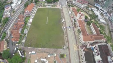 Kuala Lumpur - Malezya - MerDEKA SQUARE: Uzaklaşıyor - Büyük yeşil oyun alanı ve Merdeka Meydanı 2 'nin havadan görünüşü