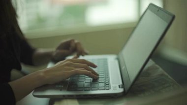 Bilgisayarda Çalışan Kız - Kapat - Kaydırıcı - Sağdan Sola