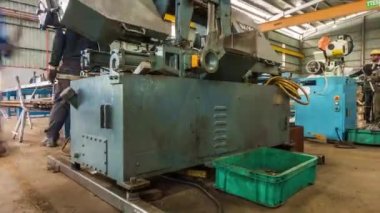 Metal Kesme Makinesinde Çalışan Mavi Gömlekli Adam - Zaman Ayarı - Kaydırıcı - Geriye Gidiyor