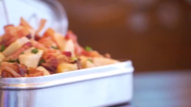 Metal bir kapta Tapioca Kızarmış Çipleri - Pan - Sağdan Sola