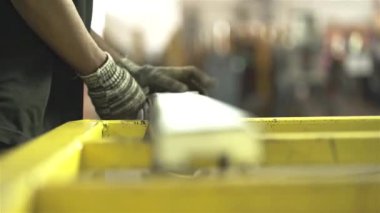 Bir İnşaat Destek Ürününü Paketleyen Fabrika İşçisi - Kapat - Odaklanma Çekimi