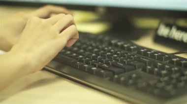 PC Klavyesinde Eller Yazıyor - Kapat