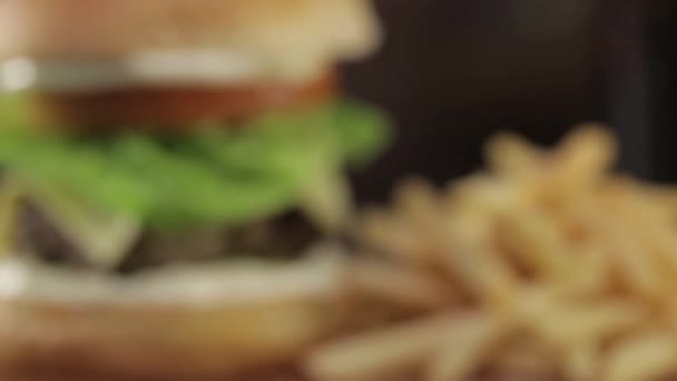 Ягненок Чизбургер Французской Картошкой Фри Дисплей Focus Pull — стоковое видео