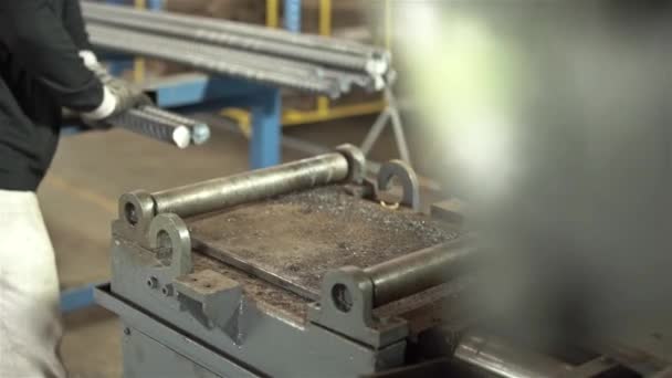 Fabrieksarbeider Plaatst Stalen Staven Een Machine — Stockvideo