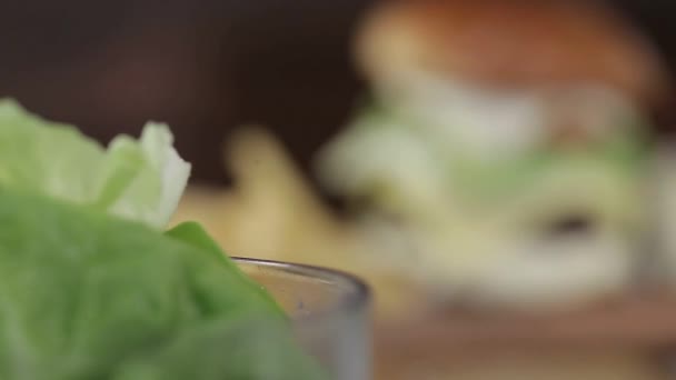 Biff Ost Burger Fokus Dra Bort Från Lettuce — Stockvideo