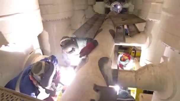 Arbeiter Schweißen Eine Maschine Schieber Von Rechts Nach Links — Stockvideo