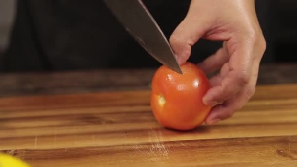 Tomate Découpe Une Tomate Sur Bois Processus Complet Angle Avant — Video