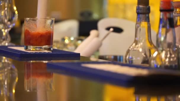 Barman Ajouter Vodka Aux Fraises Concassées Dans Verre Transparent — Video